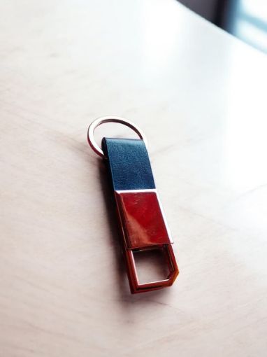 Picture of BLUE METAL KEY CHAIN.
